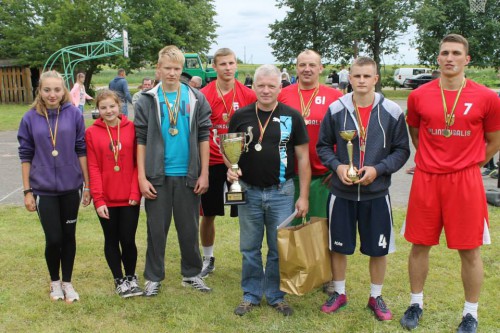 Bendruomenių sporto varžybų komanda-nugalėtoja iš Plinkaigalio (2014 m.)